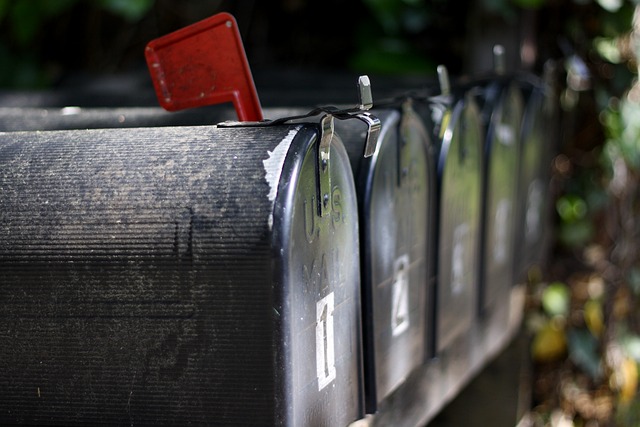 Boîte à lettre anglo-saxonne ayant son fanion rouge indicateur de courrier levé