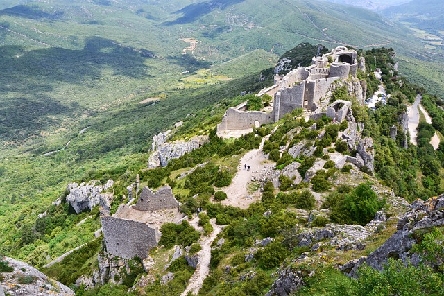 Les ruines du château de Peyrepertuse vues du ciel