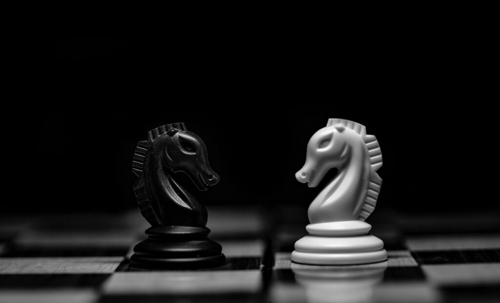 Cavaliers d'échecs noir et blanc face à face sur l'échiquier