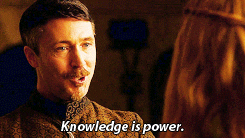mème animéede type GIF. Un homme vêtu et coiffé à la mode médiévale s'adresse à une femme : knowledge is power (la connaissance c'est le pouvoir).
